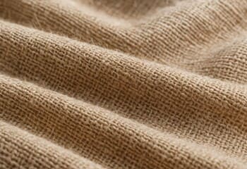 Keten ipliklerinin detaylı görünümü: doğal lif ve kıvrımlar