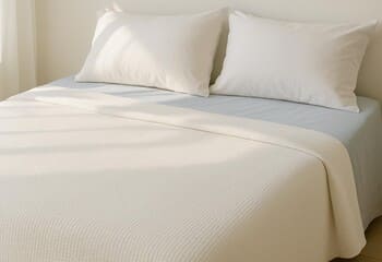 Gündüz ışığında açık tonlu yatak: ince pike ve serin perkal çarşaf