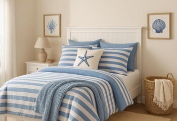 Kıyı esintili oda: açık mavi nevresim, beyaz panjur ve hafif rüzgâr hissi