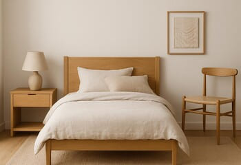 Minimal ahşap oda: krem keten nevresim, masif başlık ve sade çizgiler