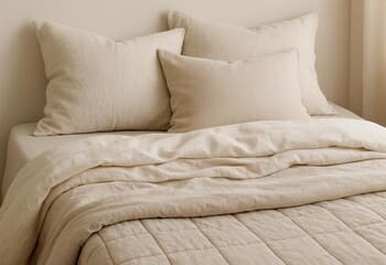 Nötr yumuşak oda: bej tonlar, katmanlı yastıklar ve loş ışık