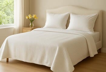 İlkbahar–yaz seti: açık tonlar, ince pike ve saten dokunuş