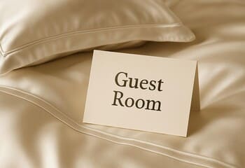 Misafir odası için saten set: fildişi parıltı ve düzenli katmanlar