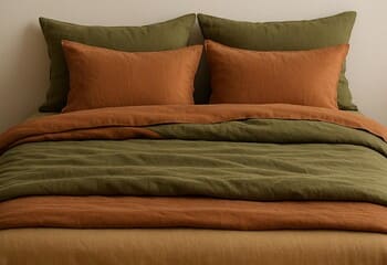 Toprak paleti: zeytin, kil ve sıcak bej katmanlı yatak