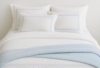 Açık palet: tebeşir beyazı ve serin mavi detaylar