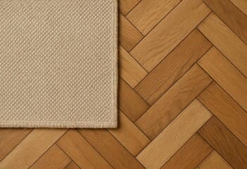 Zemin örnekleri: açık parke ve koyu parke üzerinde tekstil