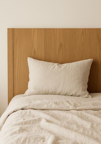 Minimal ahşap sahne: krem keten ve masif başlık