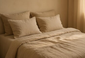 Yumuşak nötr sahne: bej katmanlar ve sıcak ışık