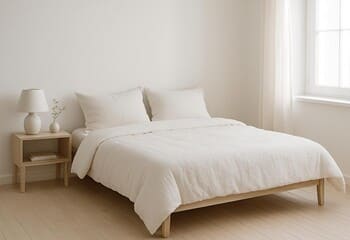 Ferah paletli sahne: tebeşir beyazı ve açık ahşap