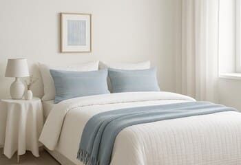 Açık palet kapsülü: tebeşir beyazı ve serin mavi detaylar