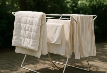 Asarak kurutma: gölgeli alanda havalandırılan nevresim