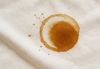 Kahve lekesi: perkal çarşaf üzerinde damla izi