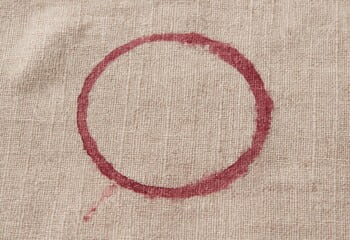 Kırmızı şarap lekesi: keten örtüde halka